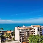 A Few Breezy Steps To The Beach ~Luxurious Stay~