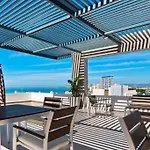 A Few Breezy Steps To The Beach ~Luxurious Stay~