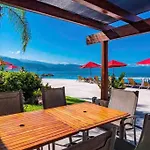 Beach Front~ Jacuzzi ~ Spectacular Ocean Views