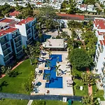 Luxury New Condo In Paradise Centrally Located