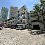 1 Bedroom Suite Unit B - One Block Away From The Beach