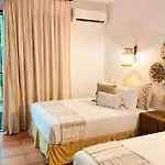 Cozy Apartments Tropical Oasis Close To Beach And Shops