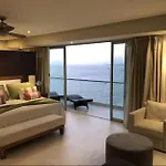 Peninsula Condo On 10Th Floor