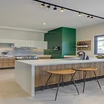 Oasis Luxury Penthouse 3 Bed Condo With Views, Pools