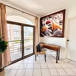 Modern Condo Suite - Near The Beach