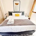 Modern Condo Suite - Near The Beach