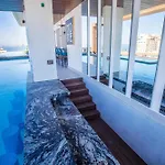Chic Condo With Scenic Views, Pool And Gym