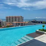 Boho 1 Bedroom With Pool, Gym, Hot Tub