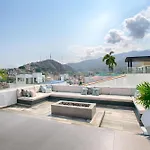 Studio In Central Location, Rooftop Pool, Hot Tub, Gym, Fire Pit