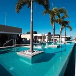 Top Floor Condo With City View, Rooftop Pool, Gym In Old Town