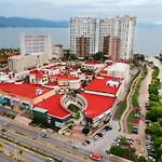 Beachfront Condo With Access To Pools, Gym, Tennis Court