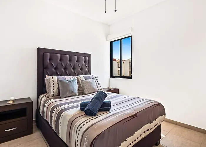 Luxury New Condo In Paradise Centrally Located