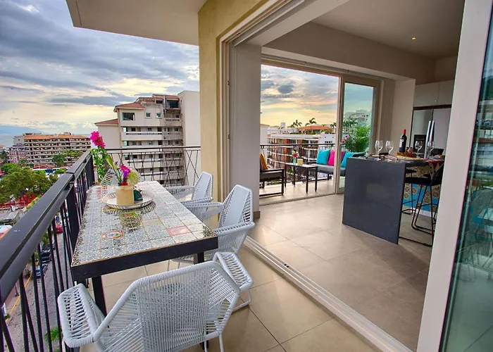 Spectacular Modern Mexican Condo, Pool & Gym