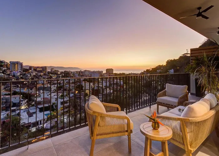 Oasis Luxury Penthouse 3 Bed Condo With Views, Pools