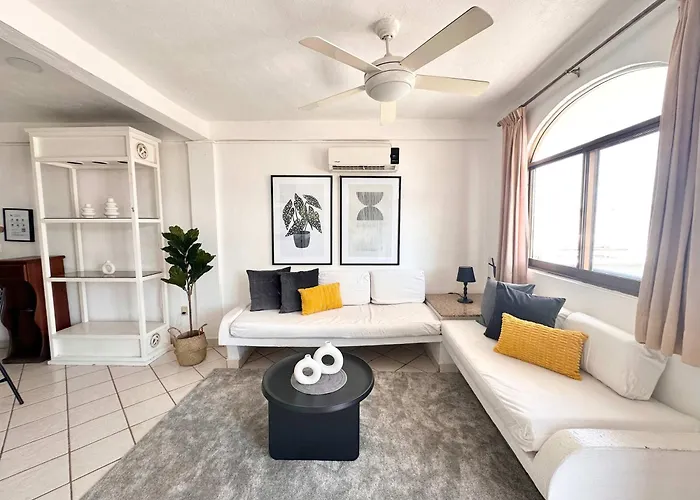 Modern Condo Suite - Near The Beach