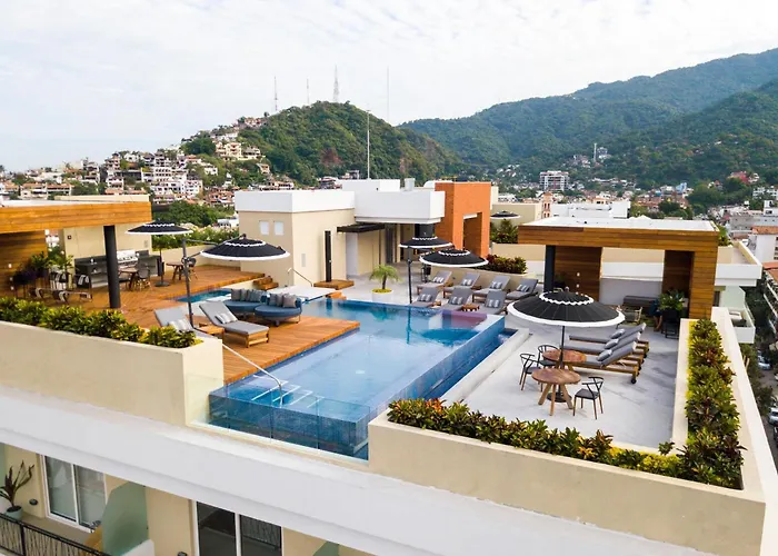 Walk To Everything, Modern Condo With 2 Bathrooms, Pool, Gym, Bbq