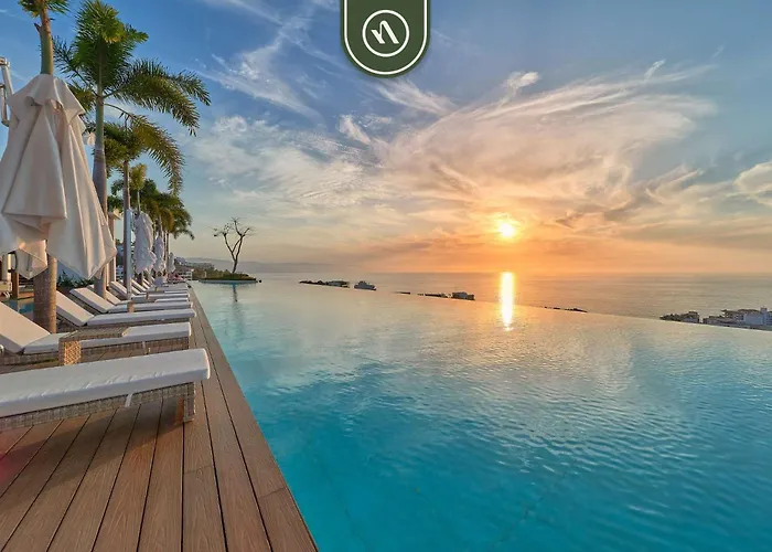 Condo With Balcony - Rooftop Pool With Ocean View