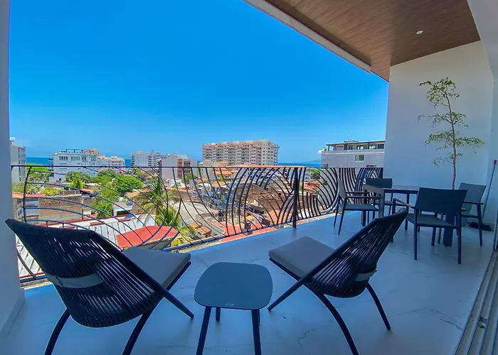 Chic Condo With Scenic Views, Pool And Gym