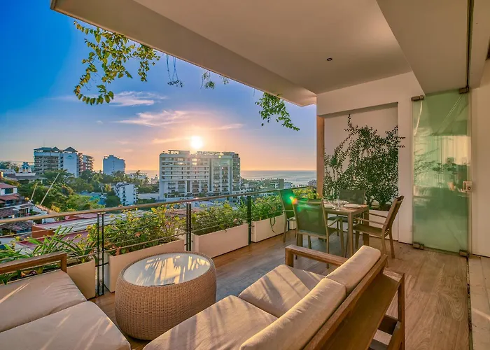 Ocean View Luxury Condo - Walk To The Beach, Clubs And Restaurants