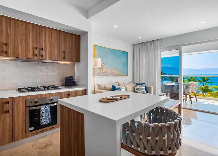 Oceanfront 1Br With Balcony - Sea View & Pools