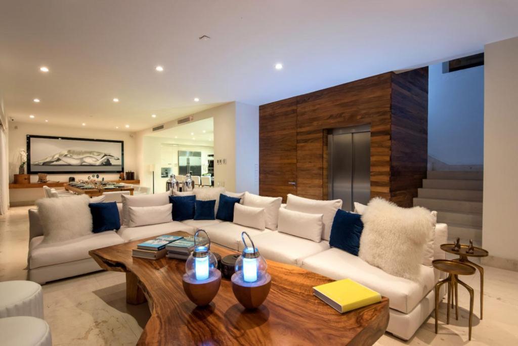 New Oceanfront Luxury In Holiday home