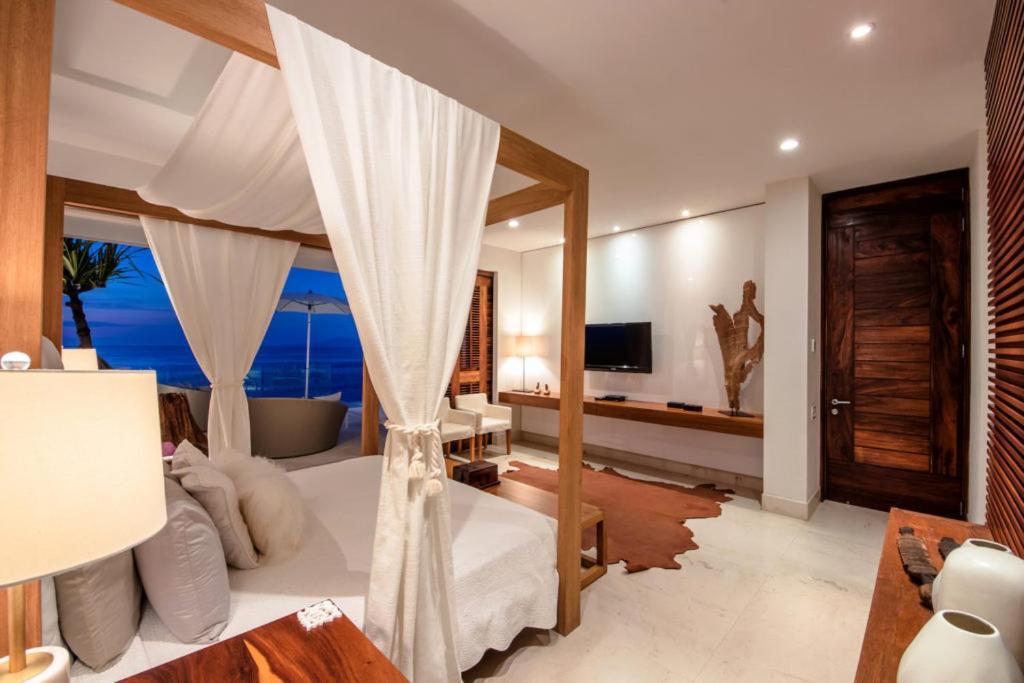New Oceanfront Luxury In Holiday home