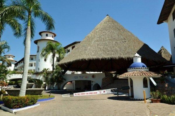 Beautiful Pool View, Base Floor, Marina Vallarta Apartment *