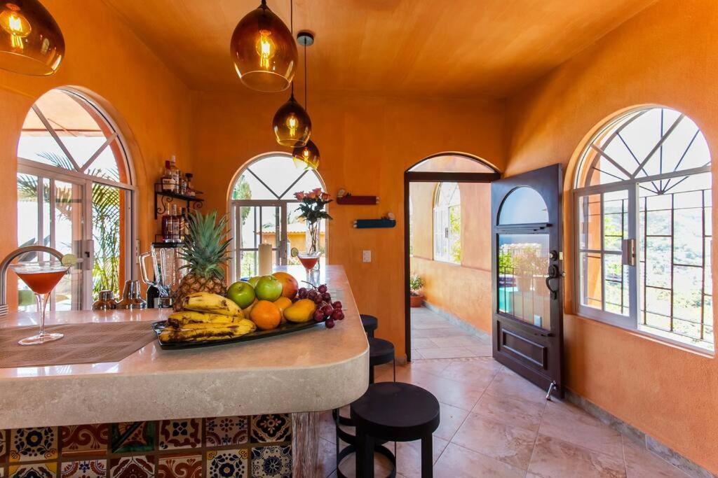 Orange Sunsets, Lush Landscape, Intown, Privacy Villa *