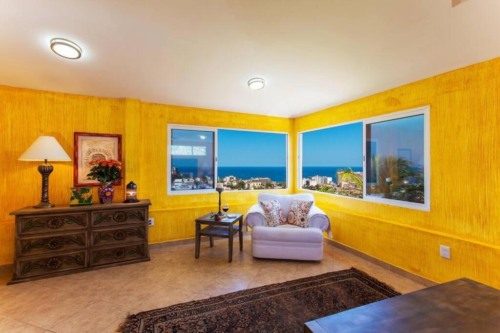 Villa Orange Sunsets, Lush Landscape, Intown, Privacy *