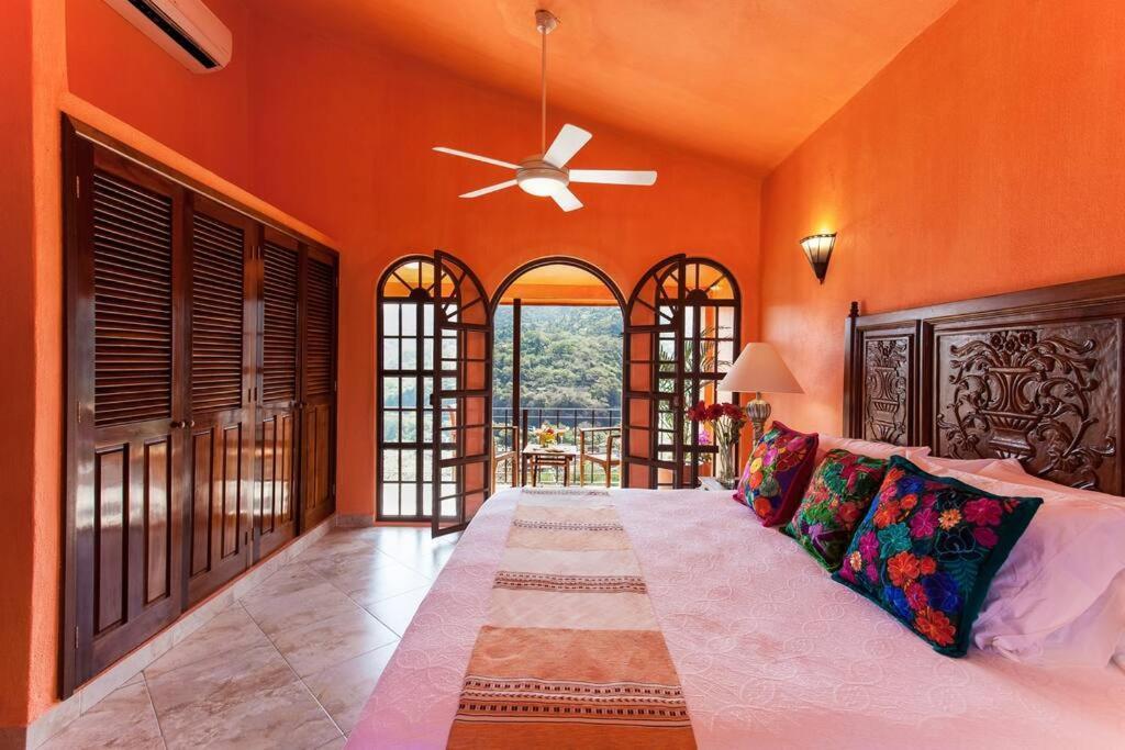 Orange Sunsets, Lush Landscape, Intown, Privacy Villa *