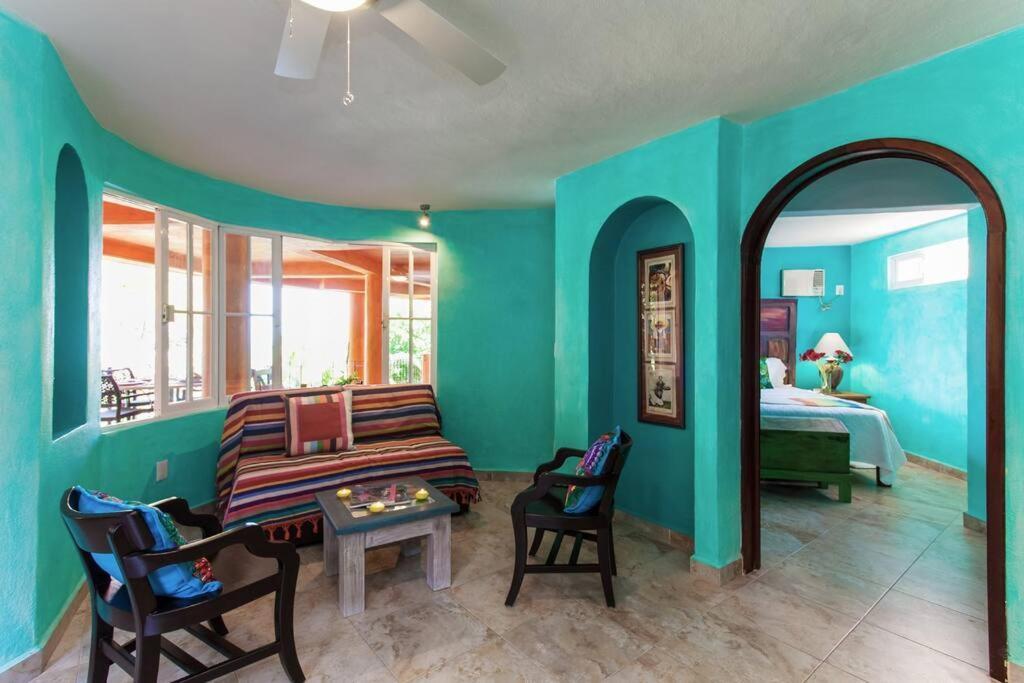Orange Sunsets, Lush Landscape, Intown, Privacy Villa