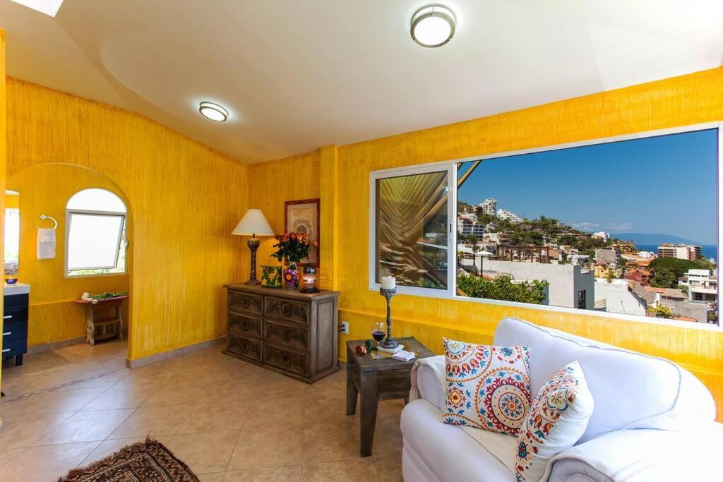 Orange Sunsets, Lush Landscape, Intown, Privacy Villa