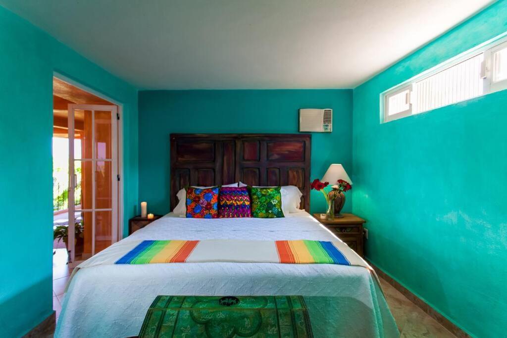 Villa Orange Sunsets, Lush Landscape, Intown, Privacy