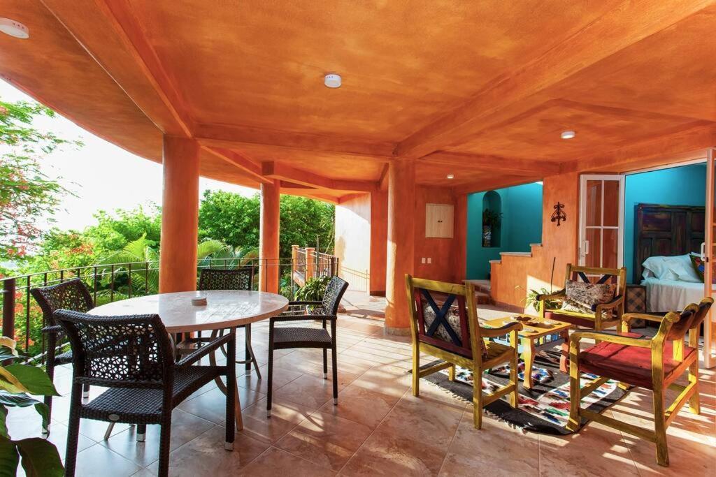 Orange Sunsets, Lush Landscape, Intown, Privacy Villa