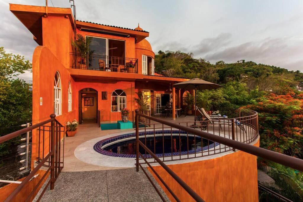 Villa Orange Sunsets, Lush Landscape, Intown, Privacy *