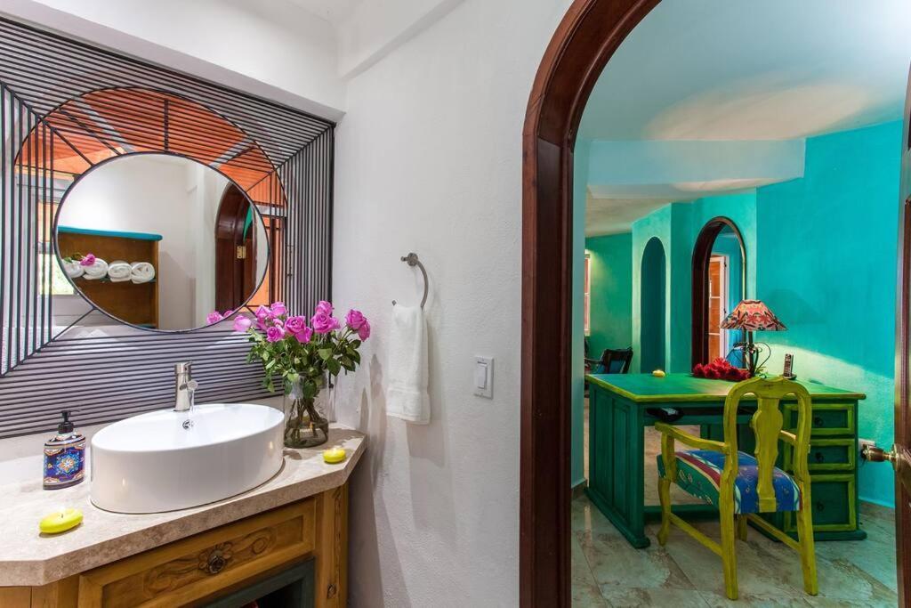 Orange Sunsets, Lush Landscape, Intown, Privacy Villa