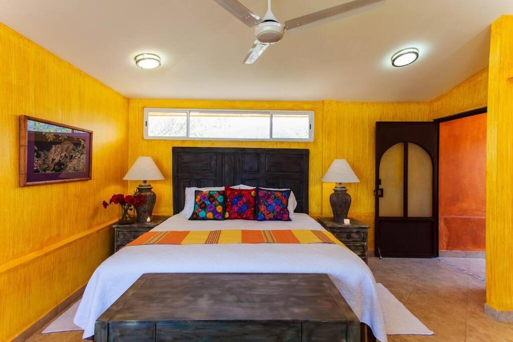 Villa Orange Sunsets, Lush Landscape, Intown, Privacy *