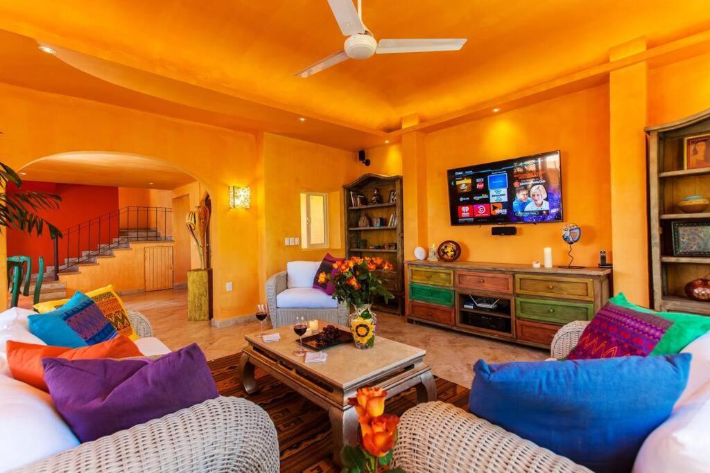 Villa Orange Sunsets, Lush Landscape, Intown, Privacy *