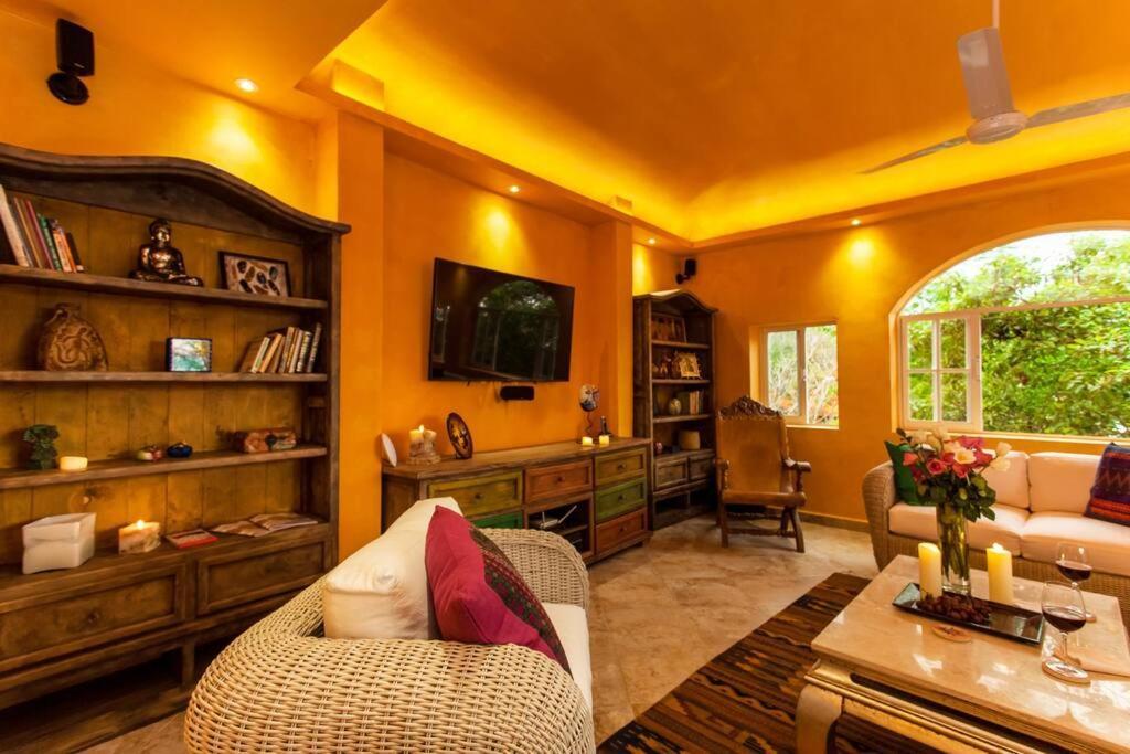 Orange Sunsets, Lush Landscape, Intown, Privacy Villa