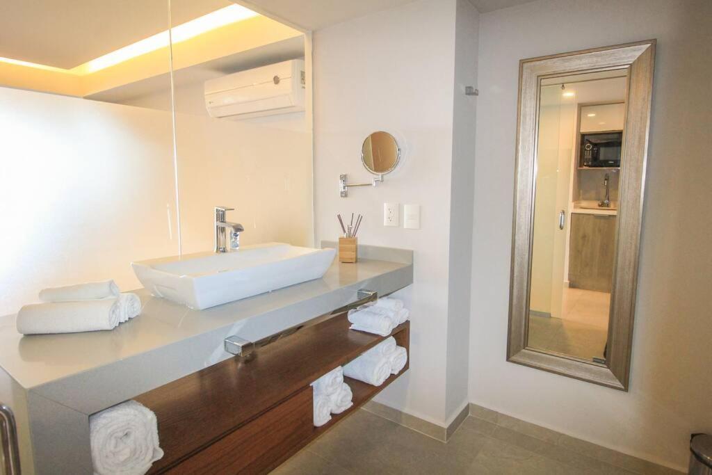 Harbor 7010 By Moikkarentals Beachfront 600mb Wifi Apartment