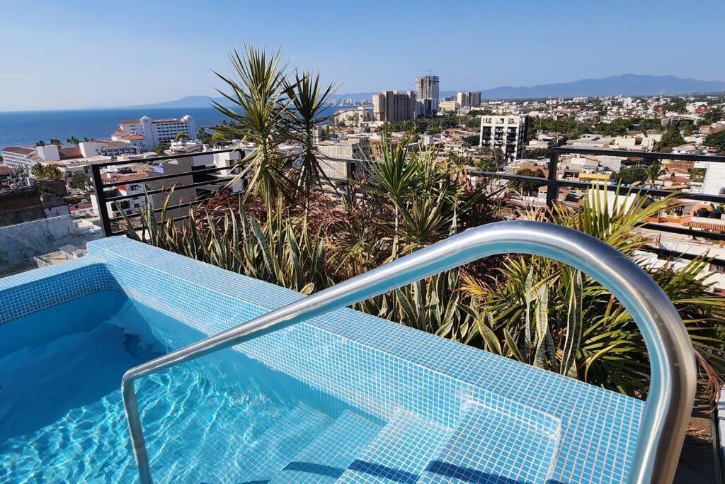 New Beautiful Rooftop & Romantic Ocean Views *