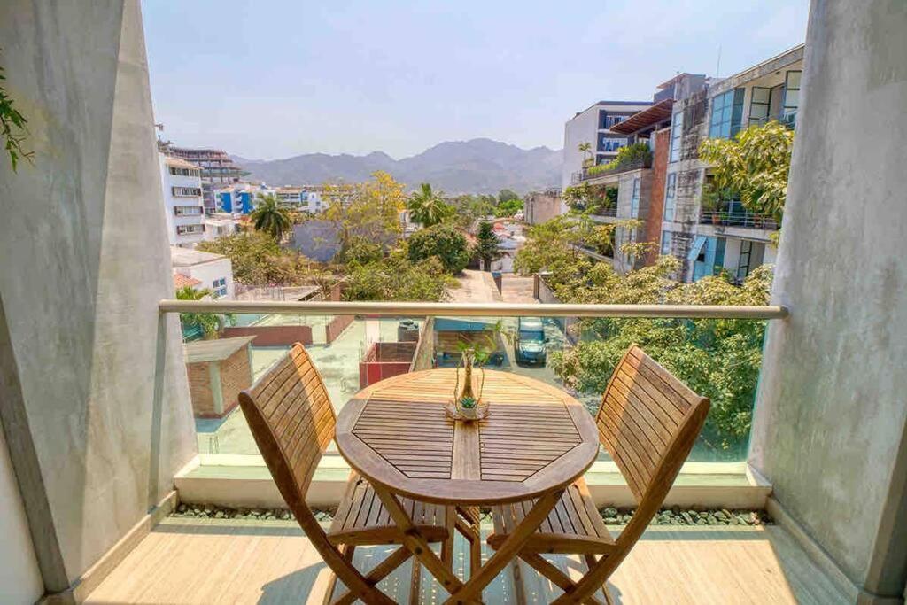 2 Bd Loft In Versalles, Walk To The Beach!