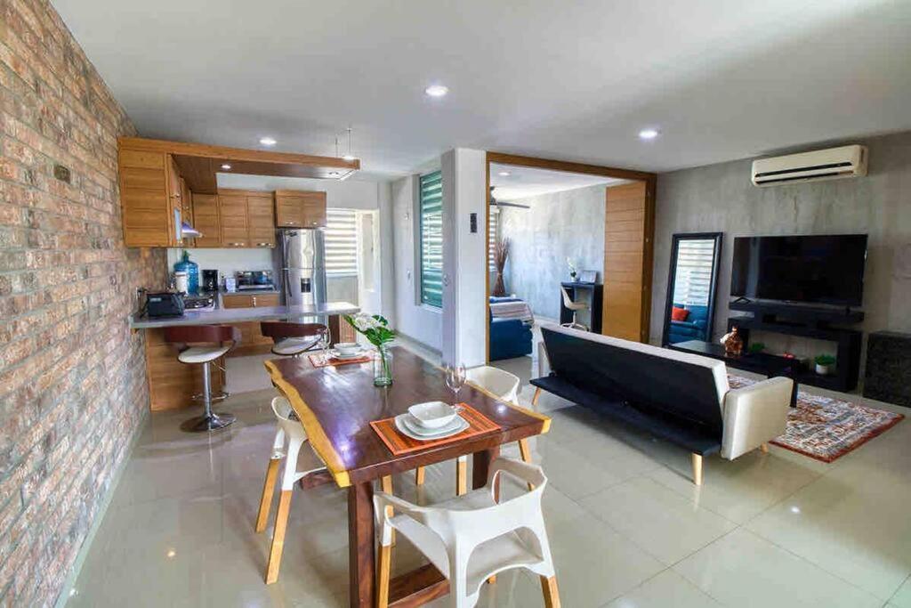 2 Bd Loft In Versalles, Walk To The Beach! Apartment *