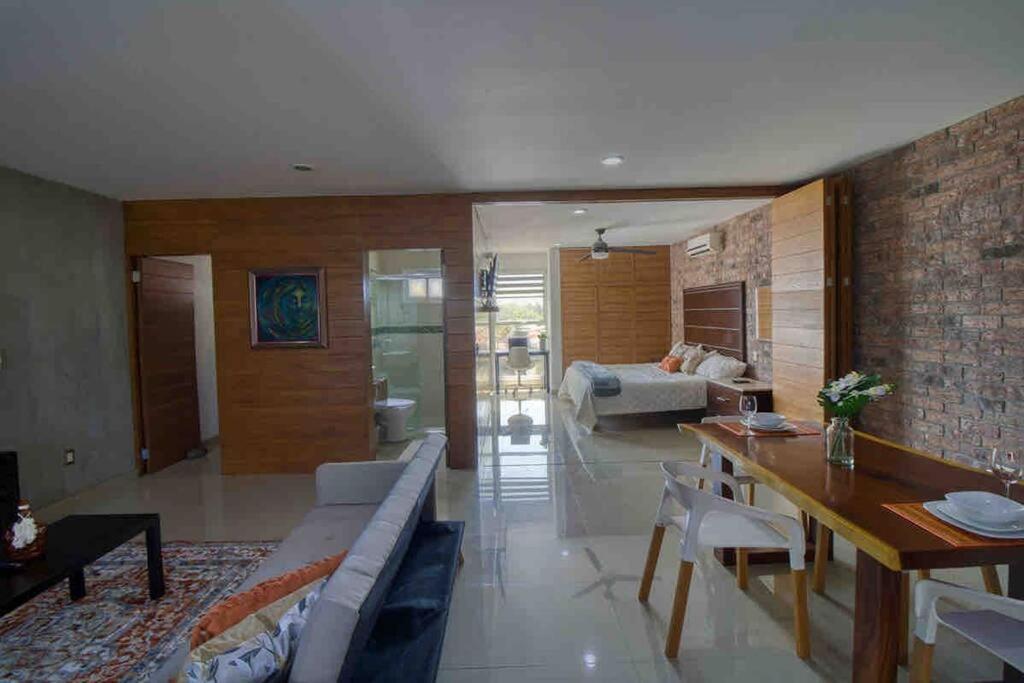 2 Bd Loft In Versalles, Walk To The Beach! *