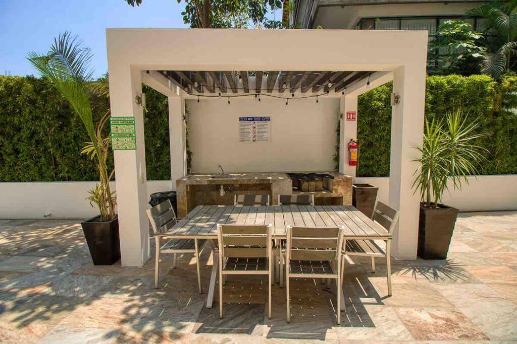 Apartment 2 Bd Loft In Versalles, Walk To The Beach!