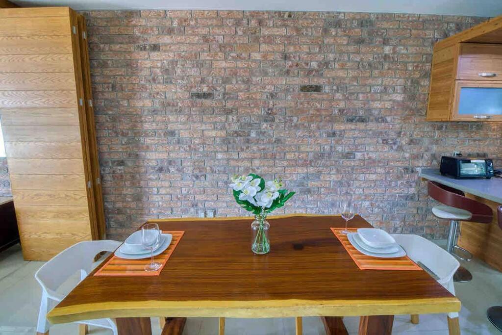 2 Bd Loft In Versalles, Walk To The Beach! *