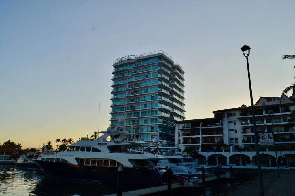Luxury On The Marina Apartment