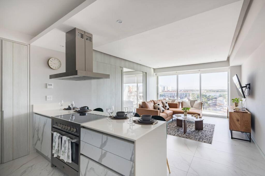 Luxury On The Marina Apartment *