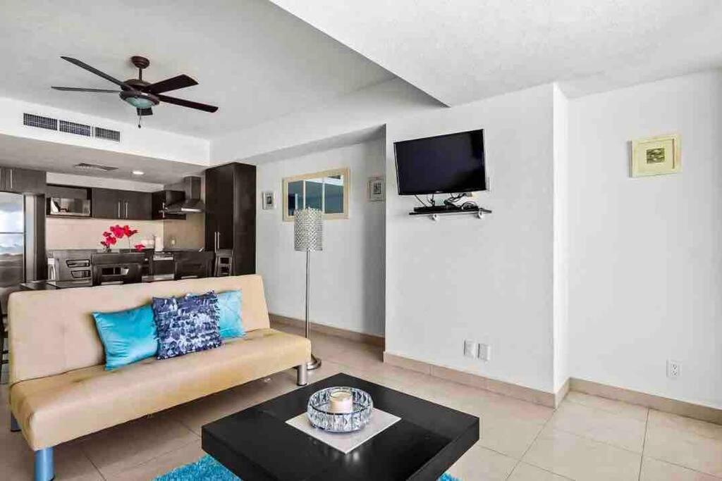 Apartment Front~ Jacuzzi ~ Spectacular Ocean Views