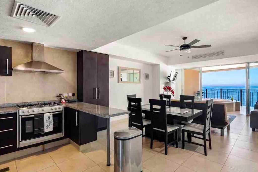 Front~ Jacuzzi ~ Spectacular Ocean Views Apartment